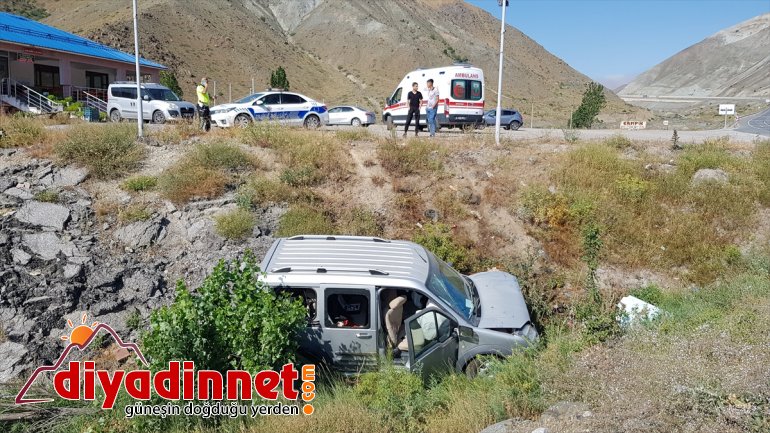 - şarampole devrildi: Kamyonet yaralı 7 ERZİNCAN 2