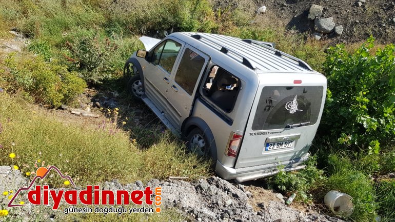 7 devrildi: yaralı - Kamyonet ERZİNCAN şarampole 4
