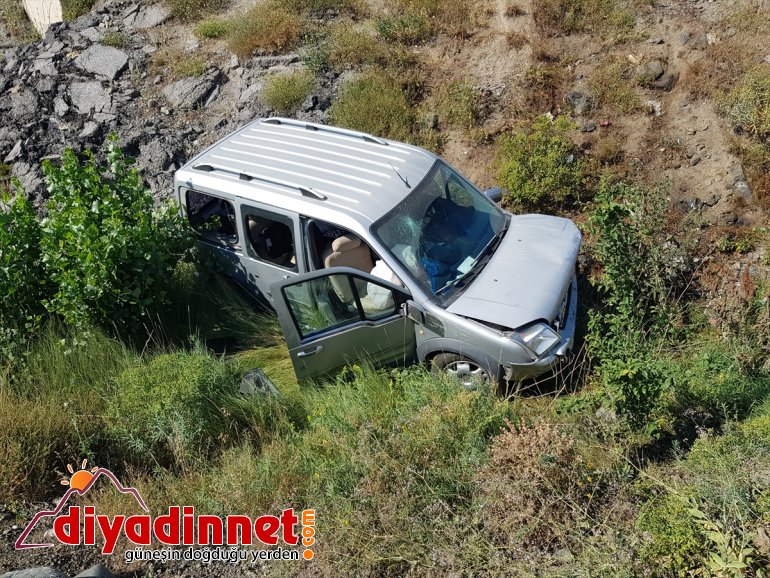 şarampole - Kamyonet 7 yaralı devrildi: ERZİNCAN 5