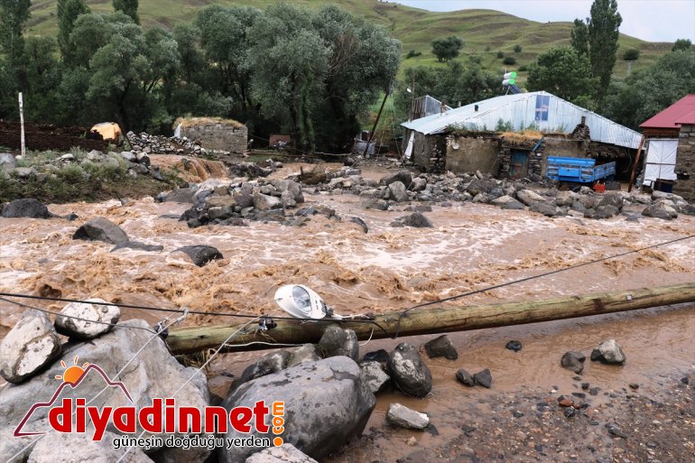 Ağrı'nın Kavak köyünde sel etkili oldu