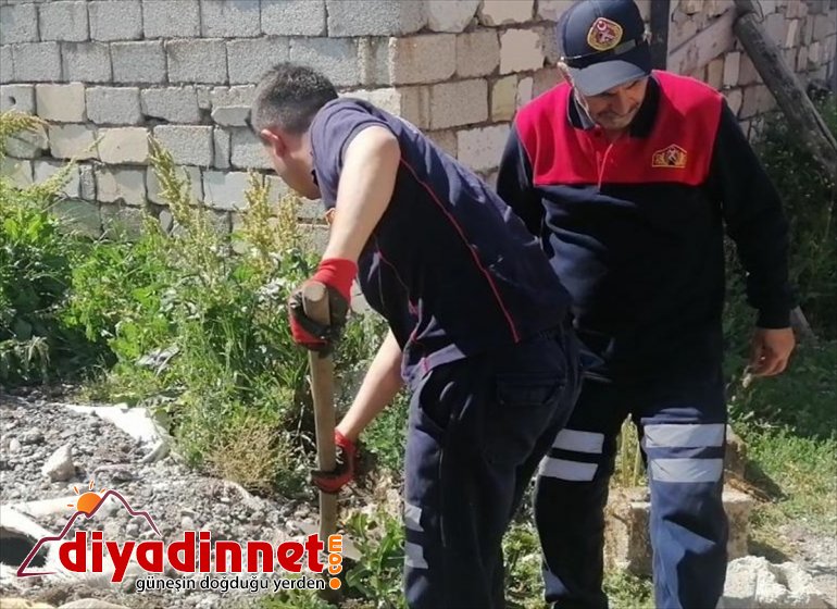 Ağrı'da kuyuda mahsur kalan köpek yavrusunu itfaiye kurtardı