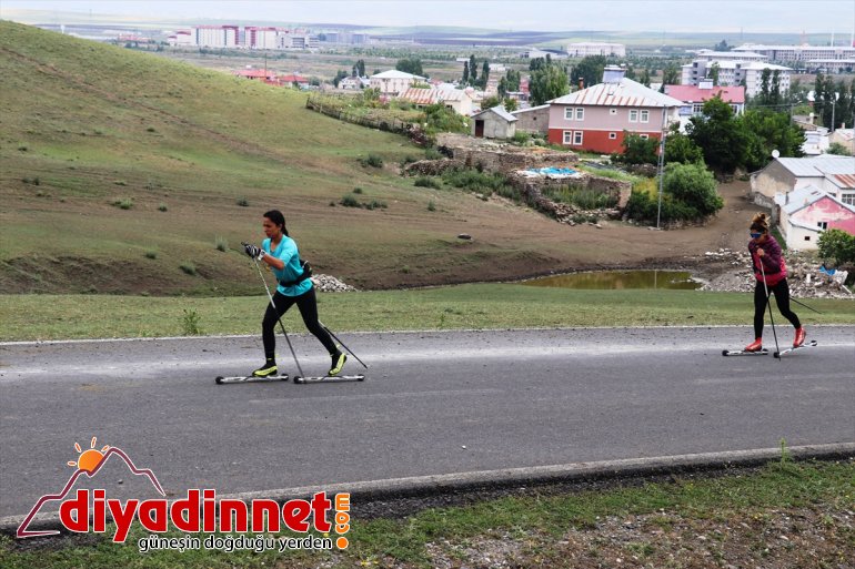 - için asfaltta kayaklı döküyor Milli AĞRI kotası ter koşucular, olimpiyat 15