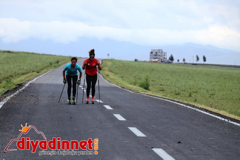 koşucular, için asfaltta Milli - kayaklı döküyor olimpiyat AĞRI ter kotası 6