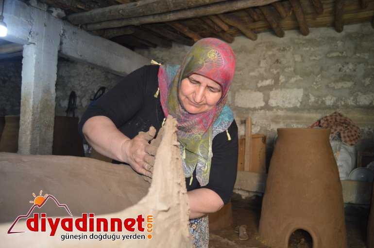 8 çocuklu anne çamurdan kazandığı parayla çocuklarının okul ihtiyacını karşılıyor