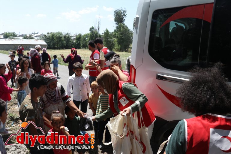 Türk Kızılay köy çocuklarını 'bayramlık kıyafetle' sevindiriyor