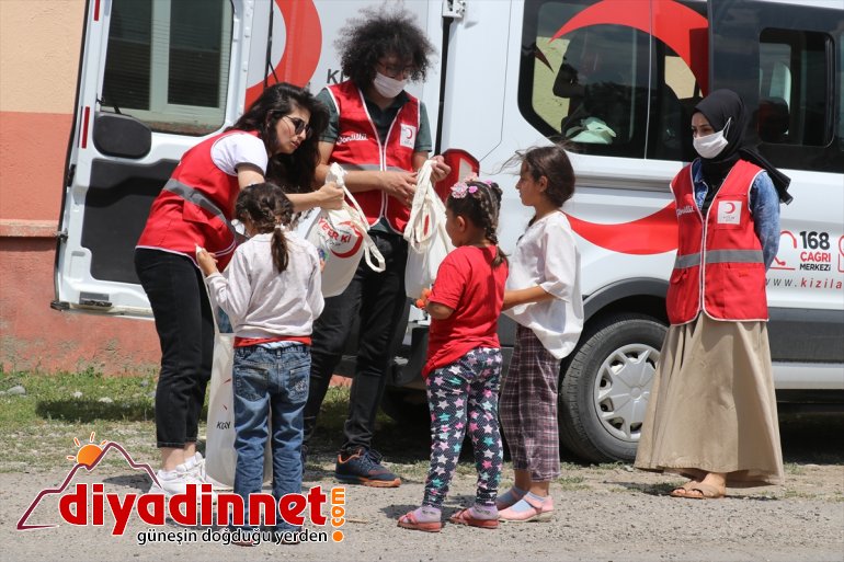 bayramlık kıyafetle Türk çocuklarını - sevindiriyor  Kızılay AĞRI köy 3