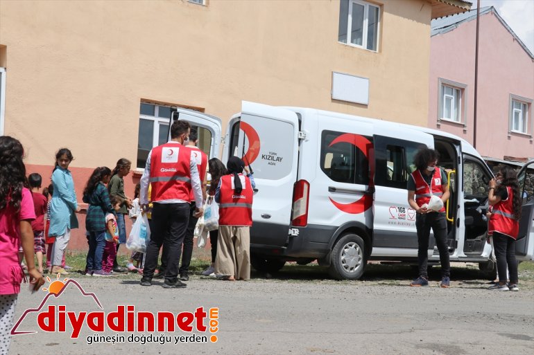 çocuklarını Kızılay AĞRI Türk bayramlık köy - sevindiriyor kıyafetle 4