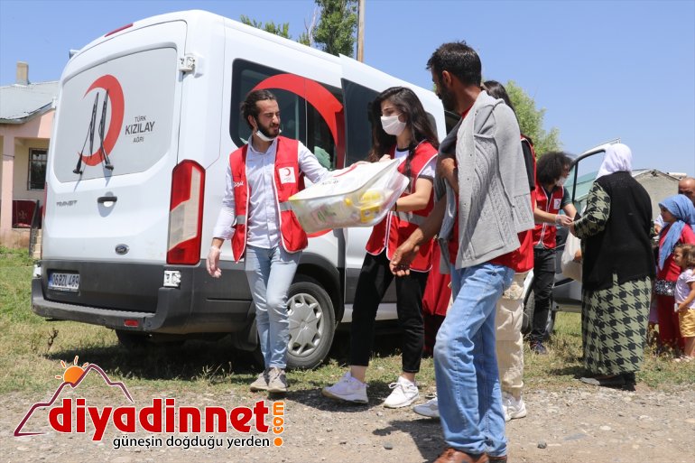 bayramlık - Türk çocuklarını Kızılay kıyafetle AĞRI sevindiriyor köy 5