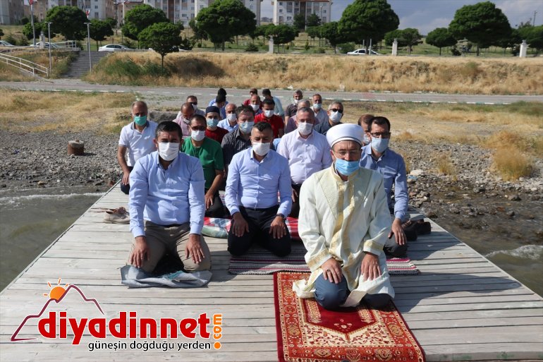 Van'daki STK'lar Ayasofya için "şükür namazı" kıldı