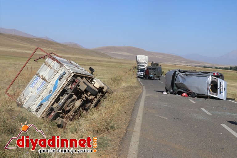Ağrı'da devrilen araca çarpmamak için manevra yapan kamyonet de devrildi: 6 yaralı
