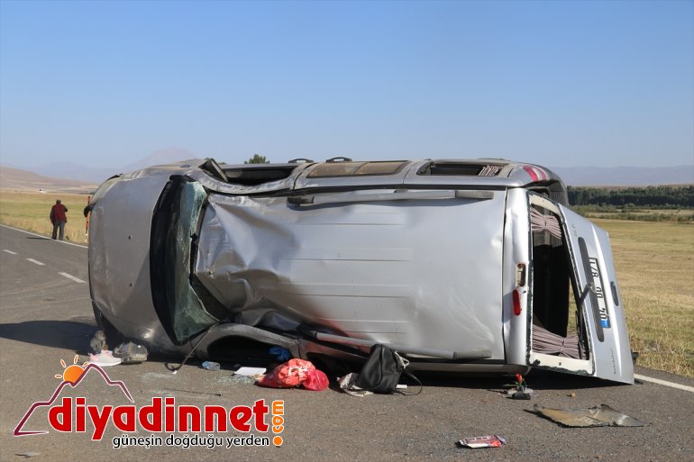 Ağrı da devrilen araca çarpmamak için manevra yapan kamyonet de devrildi yaralı2