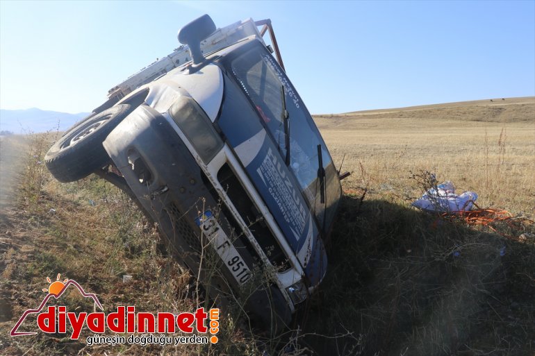 Ağrı da devrilen araca çarpmamak için manevra yapan kamyonet de devrildi yaralı3