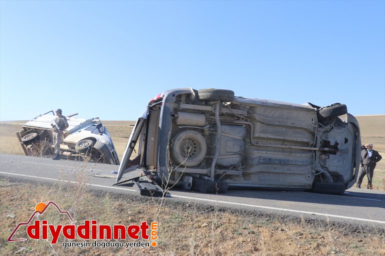 Ağrı da devrilen araca çarpmamak için manevra yapan kamyonet de devrildi yaralı4