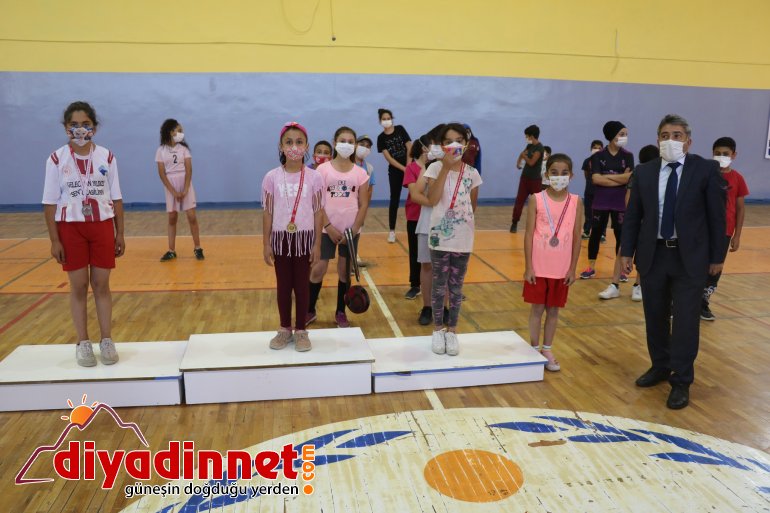 Ağrı da Zafer Bayramı Badminton Turnuvası düzenlendi4