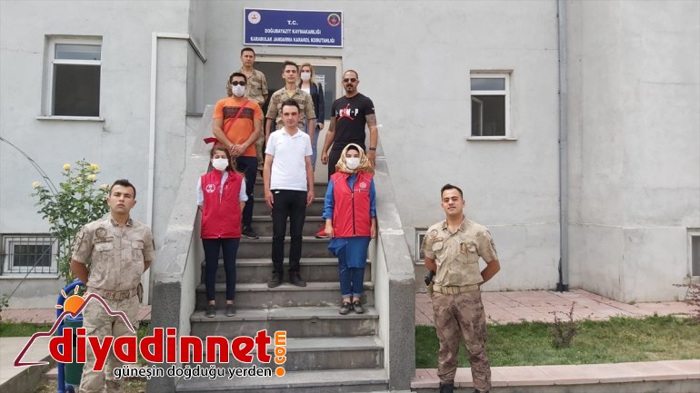 Ağrılı gençlerden bayramı vatan nöbetinde geçiren Mehmetçiğe sürpriz ziyaret