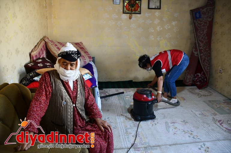 "Asırlık çınarlar" Türk Kızılayın yardım eliyle hayata tutunuyor