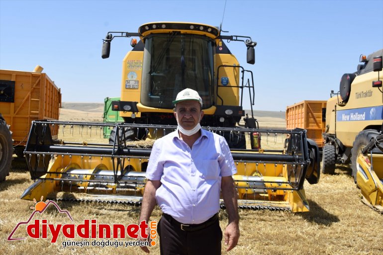 Muş için ter döküyor ekmek MUŞ parası Biçerdöver operatörleri Ovası