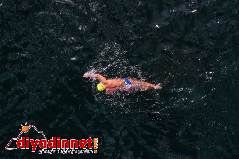 Maraton Yüzücüsü Emre Deliveli, Ağrı'daki Balık Gölü'nü yüzerek geçti