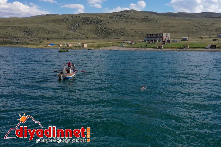 Deliveli, yüzerek geçti Balık Yüzücüsü Emre Ağrı