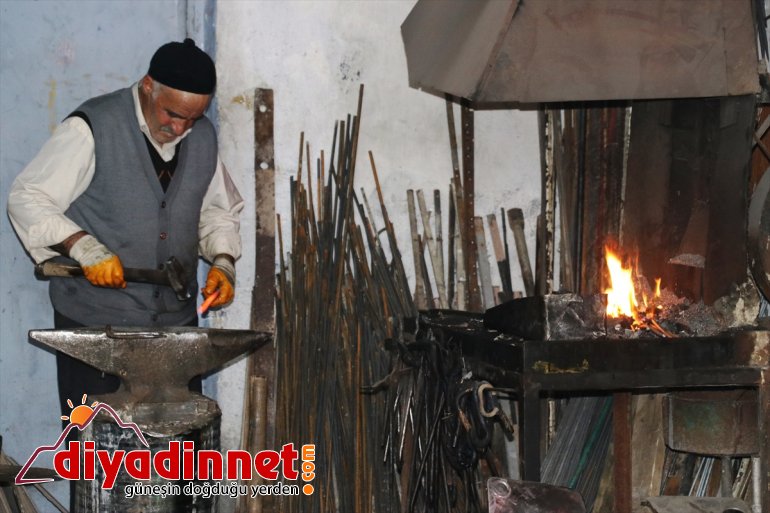  Ömrünü demirci kızgın istiyor mesleğini demire - AĞRI geçiren yaşatmak çekiç sallayarak 1