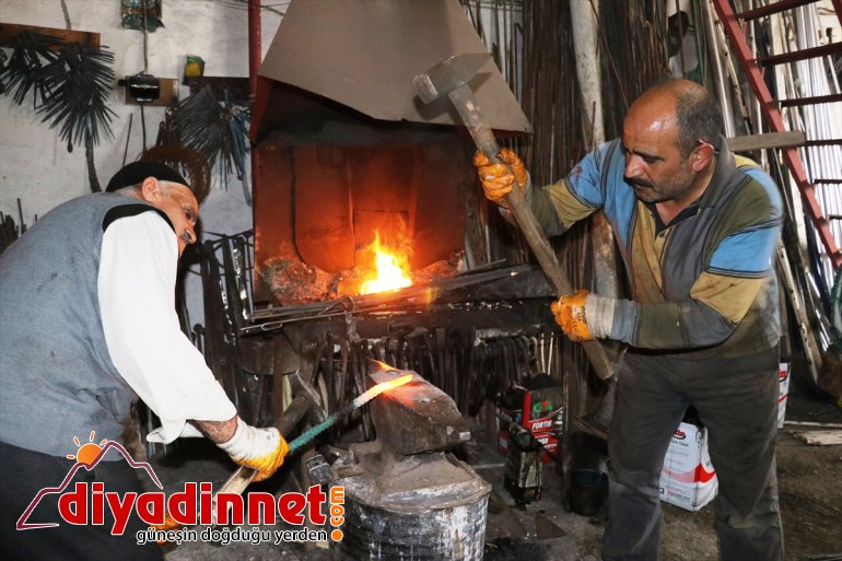 - yaşatmak Ömrünü mesleğini istiyor AĞRI kızgın demire çekiç  geçiren sallayarak demirci 2