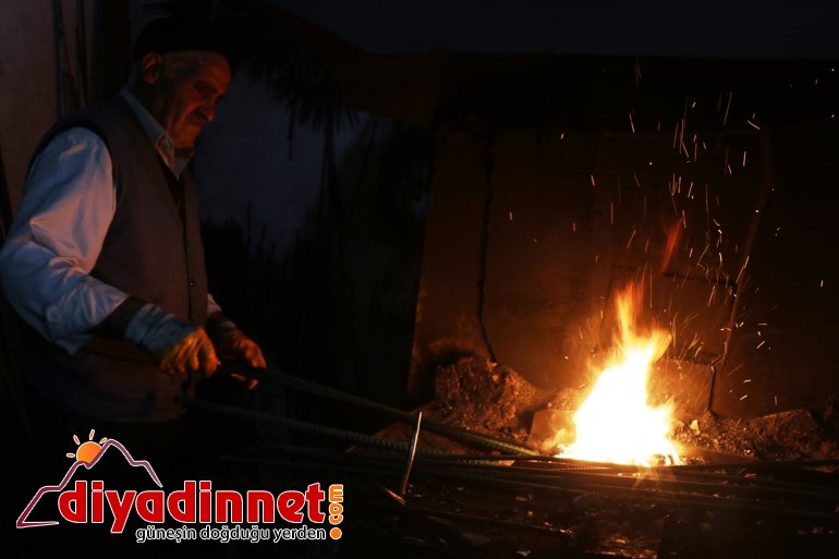  Ömrünü AĞRI mesleğini demirci sallayarak yaşatmak istiyor - kızgın çekiç demire geçiren 3