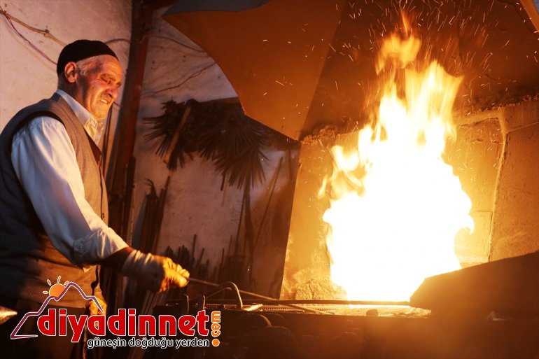 kızgın sallayarak geçiren demire Ömrünü yaşatmak AĞRI çekiç demirci istiyor - mesleğini  4