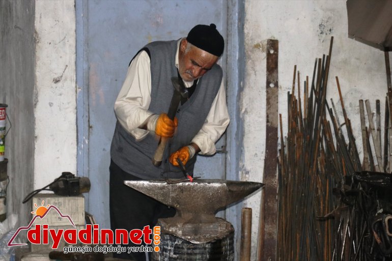  yaşatmak kızgın çekiç AĞRI sallayarak demire Ömrünü istiyor demirci geçiren - mesleğini 5