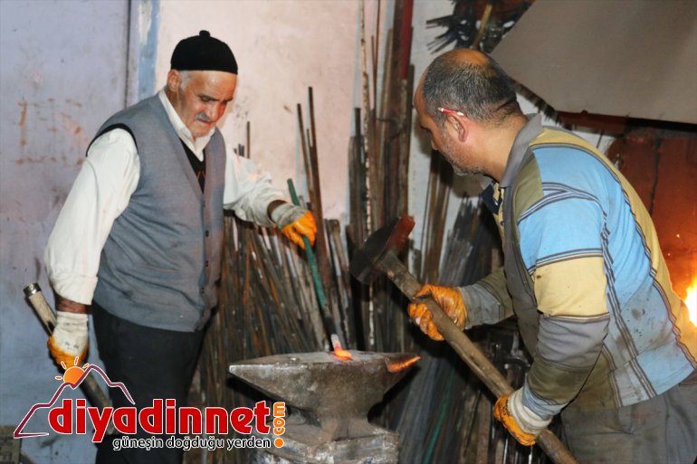 demire mesleğini yaşatmak Ömrünü AĞRI -  kızgın demirci çekiç istiyor sallayarak geçiren 6