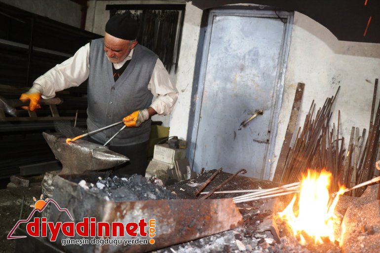 demirci kızgın çekiç demire mesleğini yaşatmak AĞRI  sallayarak istiyor geçiren - Ömrünü 8