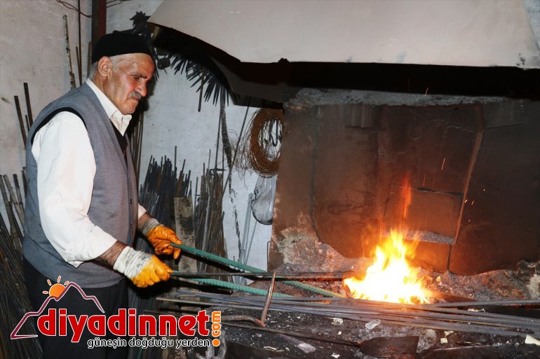 Ömrünü kızgın demire çekiç sallayarak geçiren demirci mesleğini yaşatmak istiyor