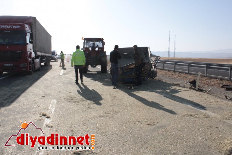 Ağrı'da traktör devrildi: 3 yaralı