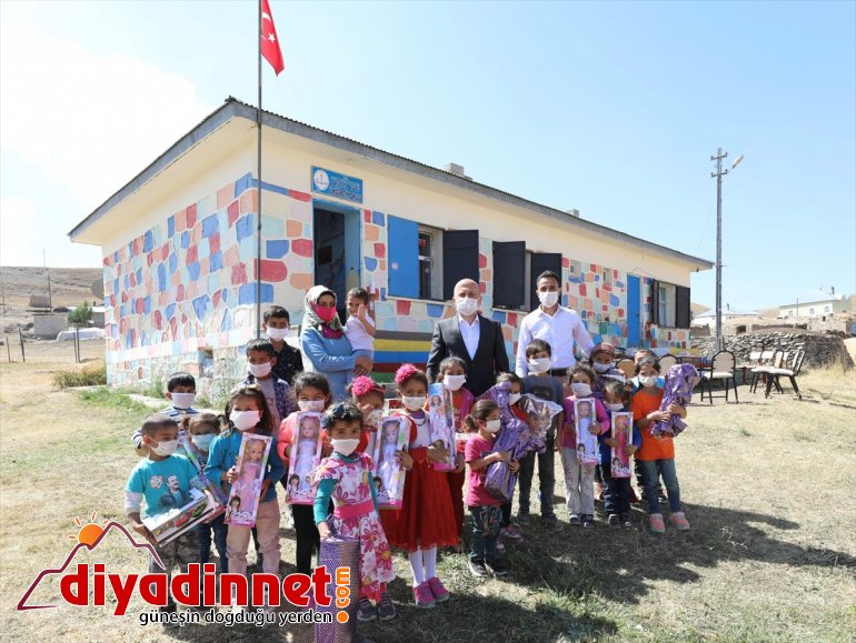 yaptı Valisi, köyünde dağ okulun üreten çiftle sebze ihtiyaçları için Ağrı öğretmen hasat 3