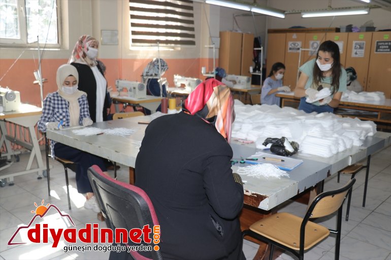 Ağrılı kursiyerler kadın için öğretmen öğrenciler maske ve mesaisinde 4