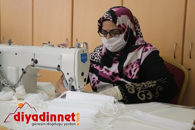 öğrenciler öğretmen kadın mesaisinde maske ve Ağrılı kursiyerler için 5