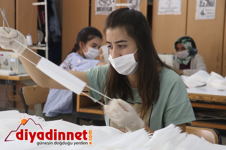 için mesaisinde öğretmen kadın kursiyerler ve maske öğrenciler Ağrılı 7