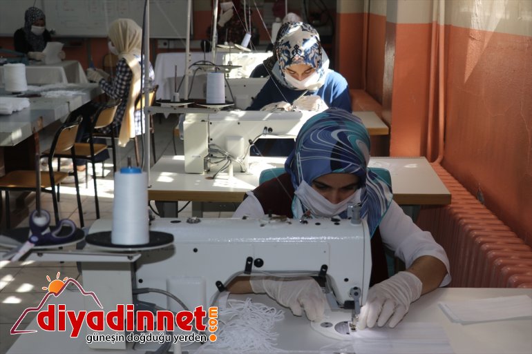 ve öğrenciler kadın Ağrılı kursiyerler için öğretmen mesaisinde maske 9