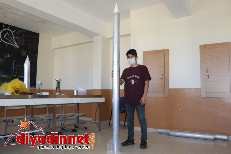  roketle tasarladıkları öğrencileri TEKNOFEST