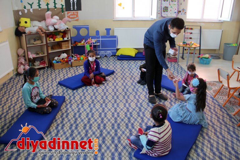 Belediyelerden gelen yardım paketleri Ağrılı öğrencilere dağıtıldı4