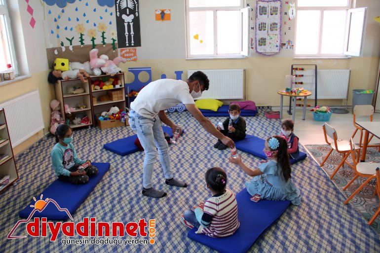 Belediyelerden gelen yardım paketleri Ağrılı öğrencilere dağıtıldı5