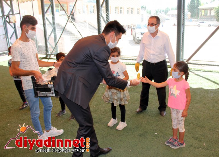 Belediyelerden gelen yardım paketleri Ağrılı öğrencilere dağıtıldı9