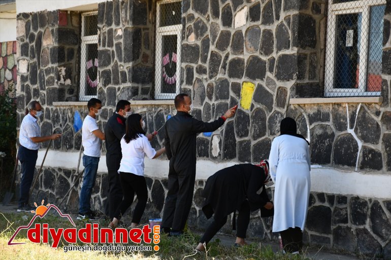 Fedakar öğretmenler okulları rengarenk boyayarak yüz yüze eğitime hazırlıyor