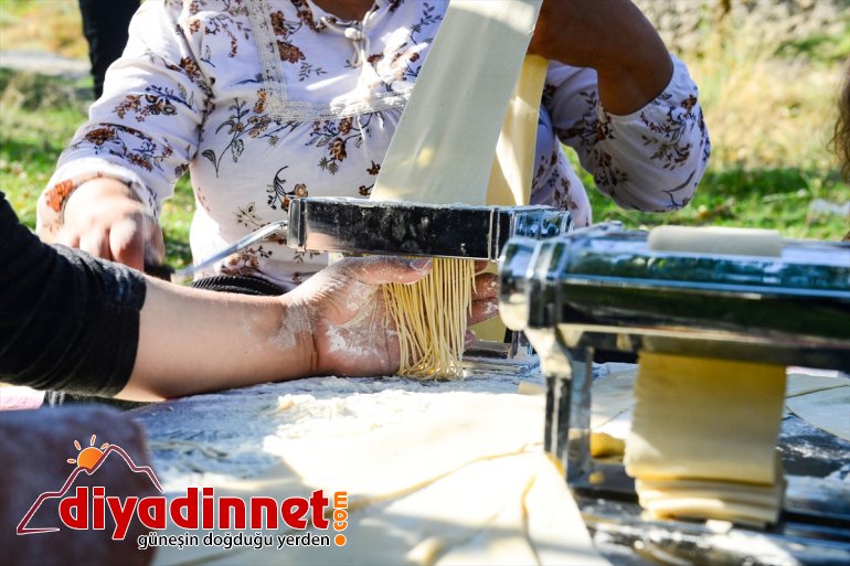 mesaisinde erişte Kadınlar sofralarını kış süsleyecek 2