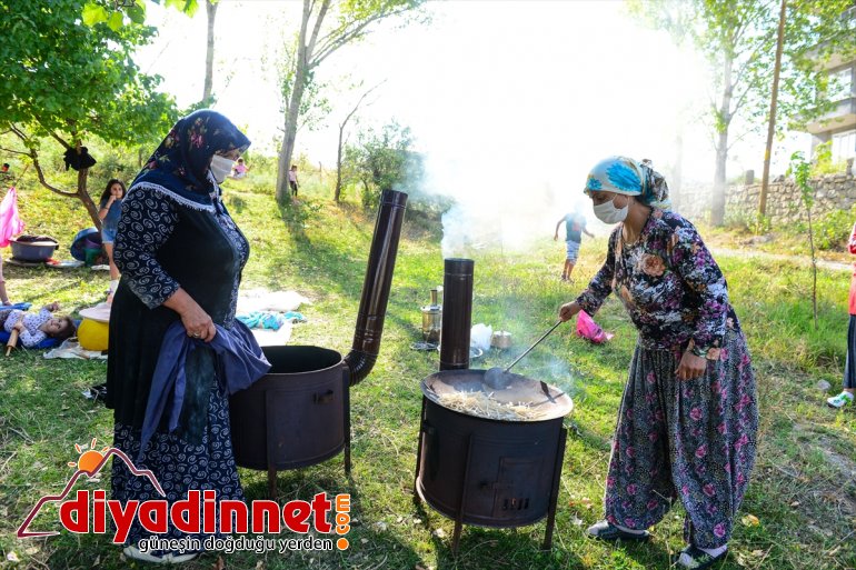 Kadınlar mesaisinde sofralarını erişte kış süsleyecek 12