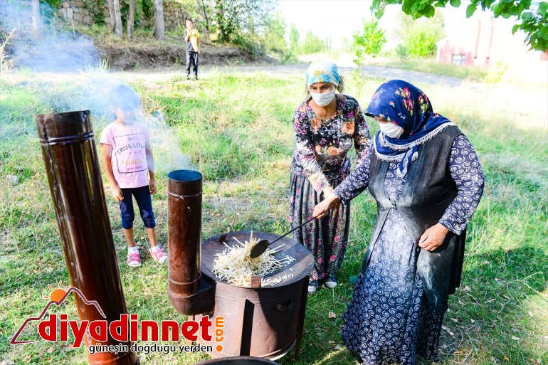 kış süsleyecek Kadınlar sofralarını mesaisinde erişte 13