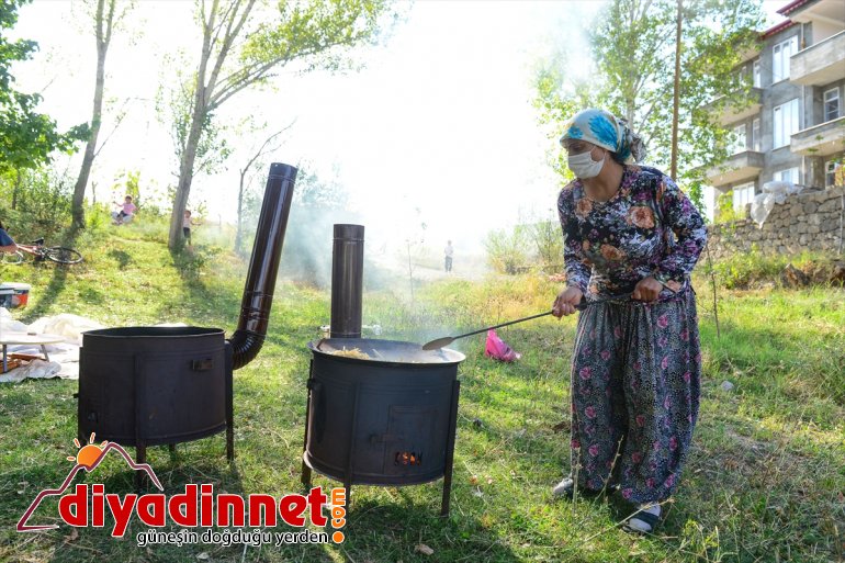 Kadınlar mesaisinde erişte kış süsleyecek sofralarını 14