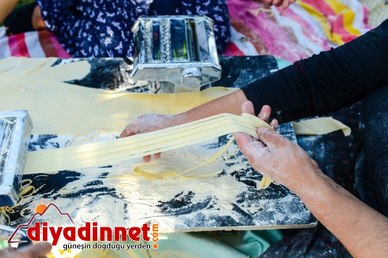 Kadınlar kış erişte mesaisinde süsleyecek sofralarını 15