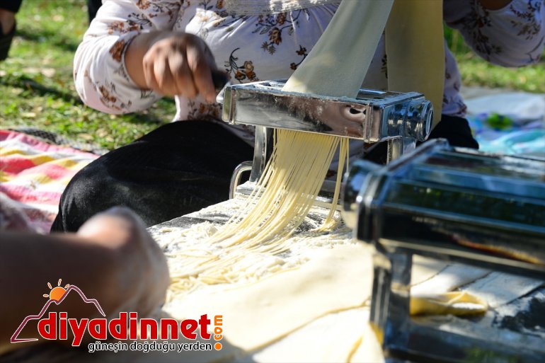 süsleyecek mesaisinde kış Kadınlar erişte sofralarını 18