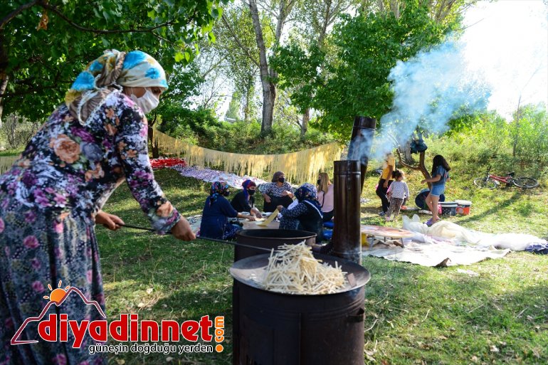 süsleyecek mesaisinde sofralarını Kadınlar erişte kış 19