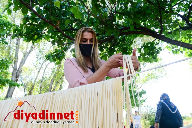 süsleyecek sofralarını Kadınlar mesaisinde kış erişte 3